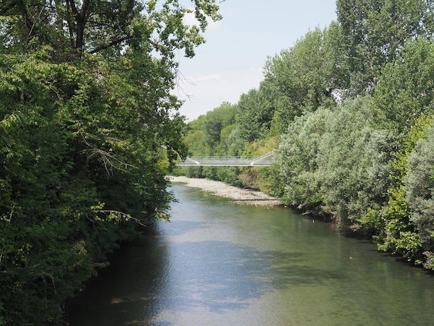 Rzeka Dora w parku Parco Dora w Turynie