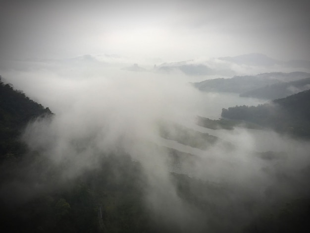 Zdjęcie sceniczny widok krajobrazu na chmurnym niebie