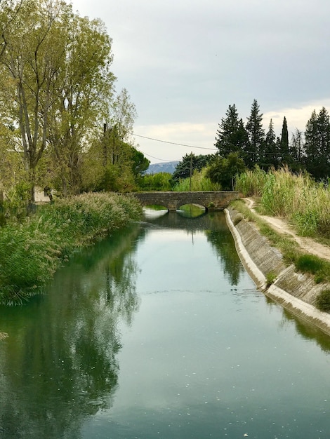 Zdjęcie sceniczny widok rzeki na tle nieba