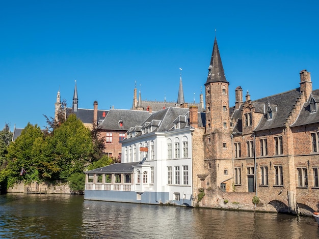 Sceny miasta Brugge w Belgii budynki mieszkalne kościół atrakcyjne i piękne sceny