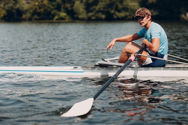 Sportowiec pojedynczy wioślarz wioślarz wiosłujący na łodzi