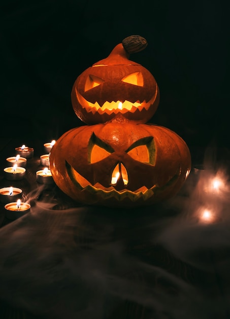 Straszne lampiony z dyni oświetlone dekoracją na Halloween