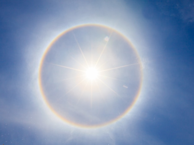 Zdjęcie sun halo i błękitne niebo