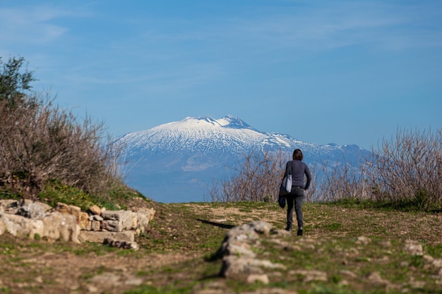 Turysta ogląda wulkan Etna