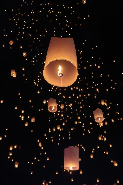 Zdjęcie turystyczne pływające latarnie nieba w festiwalu loy krathong, chiang mai, tajlandia.