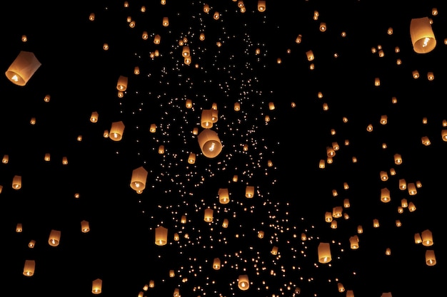 Zdjęcie turystyczni spławowi niebo lampiony w loy krathong festiwalu, chiang mai, tajlandia