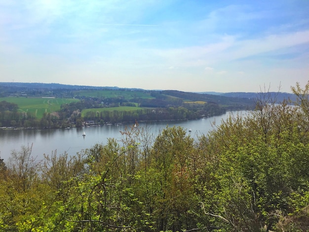 Zdjęcie widok na jezioro na tle nieba