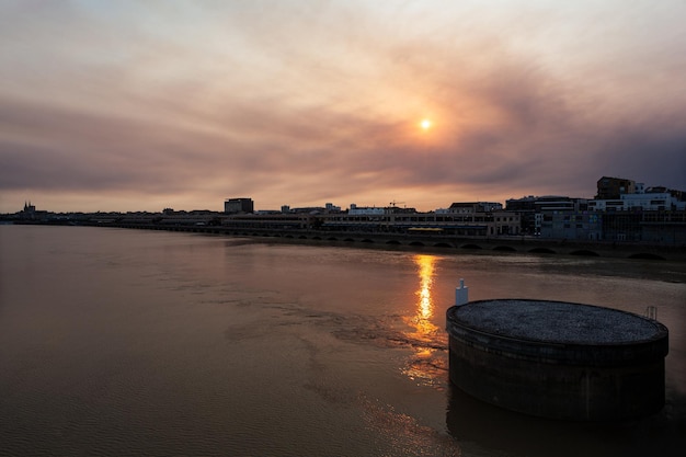 Widok na rzekę Garonne i nadrzeczne Bordeaux