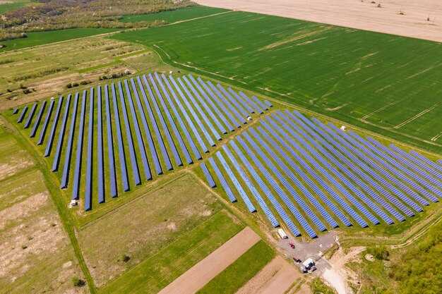 Widok z lotu ptaka dużej zrównoważonej elektrowni z wieloma rzędami paneli fotowoltaicznych do produkcji czystej ekologicznej energii elektrycznej. Energia odnawialna z koncepcją zerowej emisji.