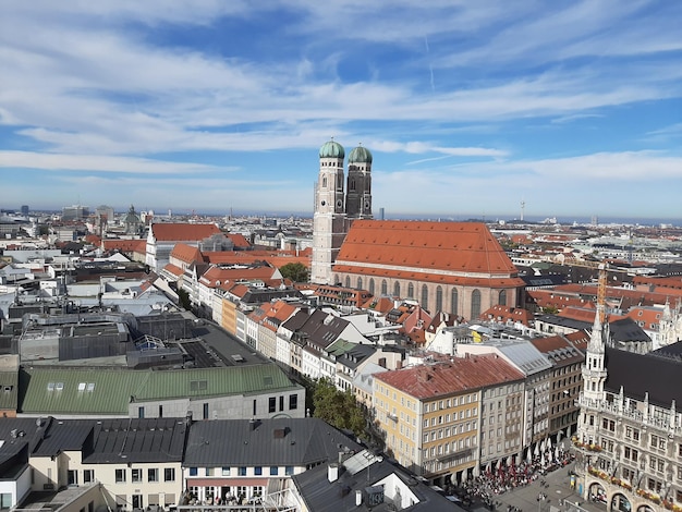 Zdjęcie wysoki kąt widoku starych budynków w mieście na tle nieba