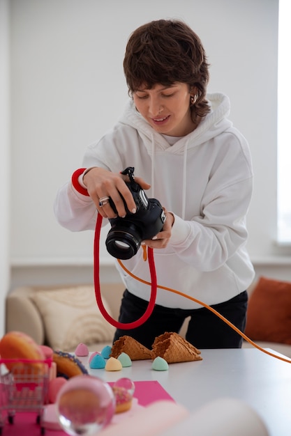 Wyspecjalizowany fotograf o średnim ujęciu robiący zdjęcia