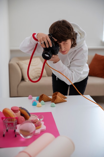 Wyspecjalizowany fotograf o średnim ujęciu robiący zdjęcia