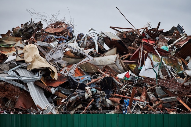 Wysypisko złomu metalowego do recyklingu. Miasto wysypisko ogrodzone