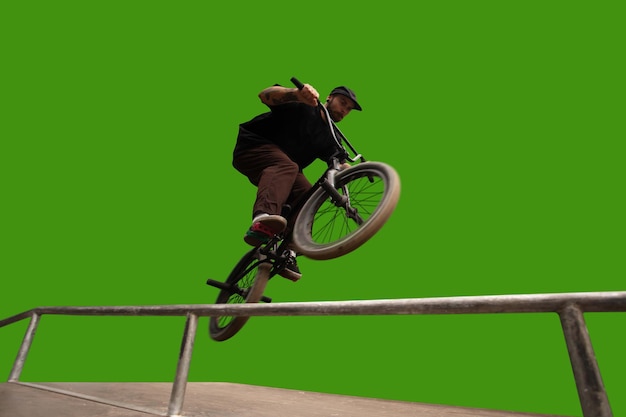 Zawodnik BMX wykonuje triki