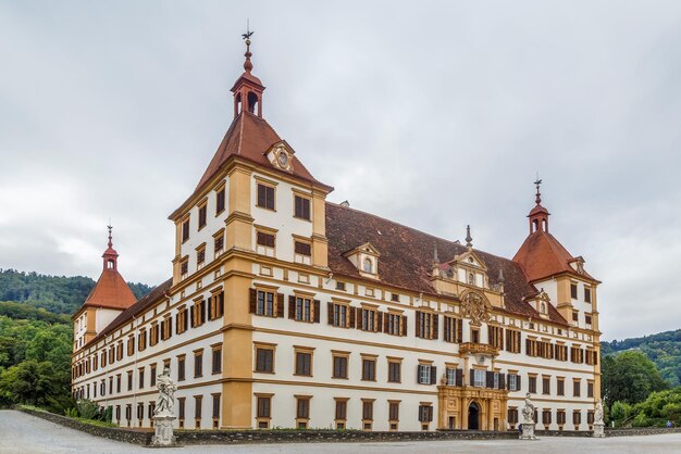 Zdjęcie zewnętrzna część historycznego budynku na tle nieba w mieście