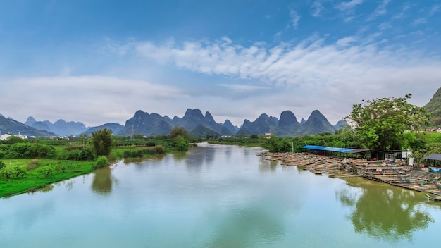 Zielone góry i zielone wody w Guilin Guangxi