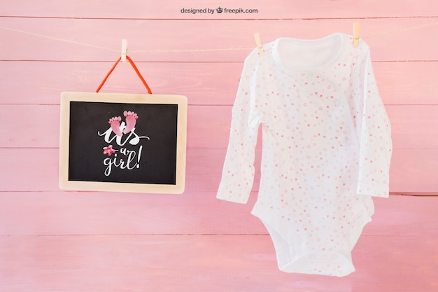 PSD gratuito baby mockup con il peg di vestiti