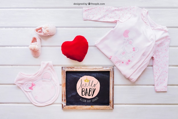 PSD gratuito mockup bambino con abiti ragazza e ardesia