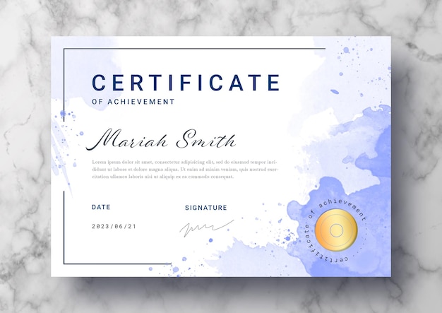 PSD gratuit beau modèle de certificat avec des touches d'aquarelle