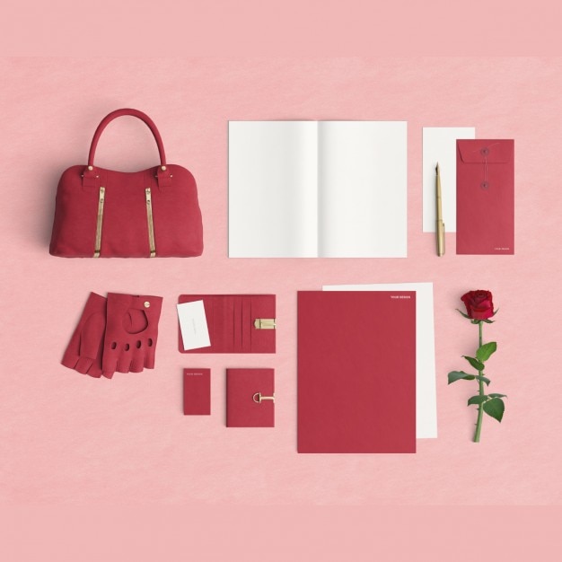 PSD gratuit femme de bureau avec des accessoires et une rose