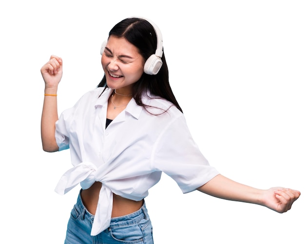 PSD gratuit une jeune femme de taille moyenne pose dans un studio.