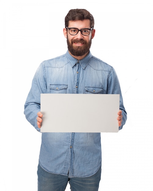 PSD gratuit mec souriant montrant un panneau blanc