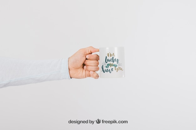 PSD gratuit mock up design de la main avec tasse