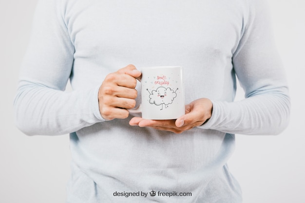 PSD gratuit mock up design avec les mains tenant une tasse de café