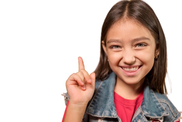 Portrait de jolie fille souriante