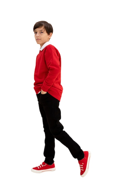 Portrait en studio de jeune garçon avec pull rouge