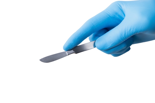 Scalpel chirurgical tenu à la main avec un gant