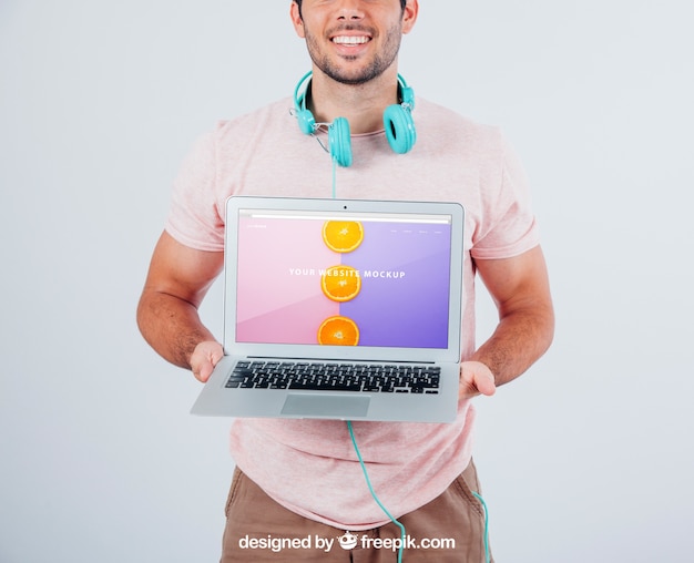 PSD grátis cara feliz segurando a maquiagem do laptop