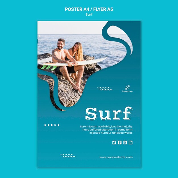 Casal à beira-mar com folheto de pranchas de surf