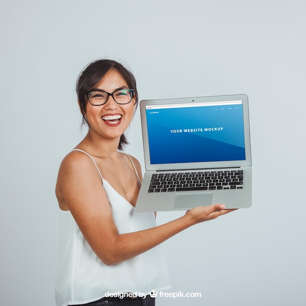 PSD grátis design de maquete com a jovem feliz e a tela do laptop