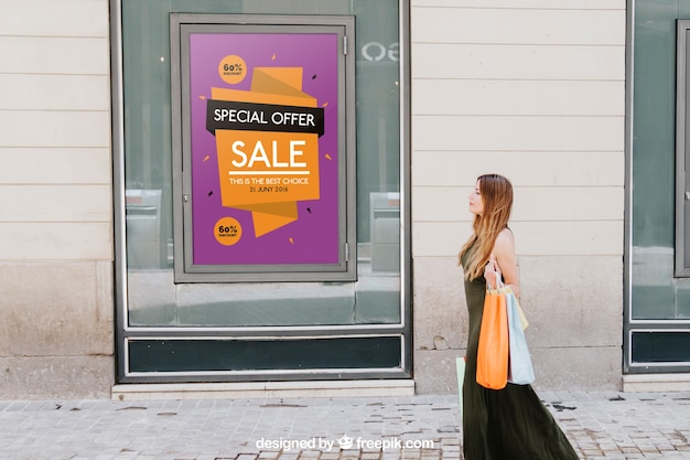 Design de maquete com cartaz de vendas e mulher na rua