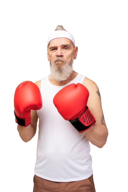 Retrato de homem sênior com luvas de boxe