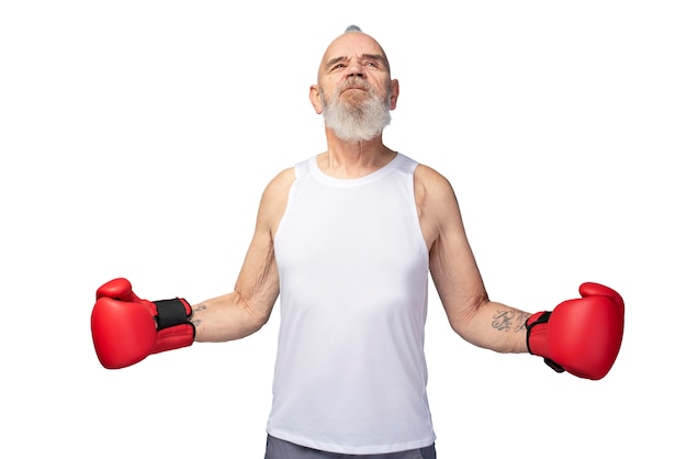 Retrato de homem sênior com luvas de boxe