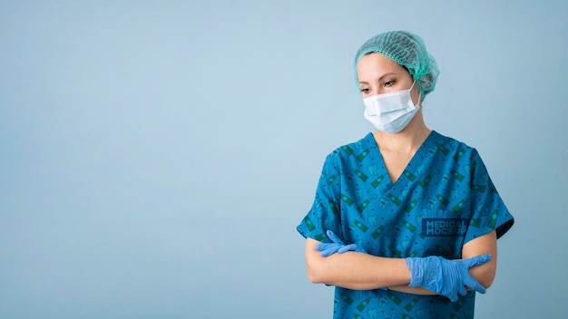 Agent de santé avec des vêtements de maquette médicale