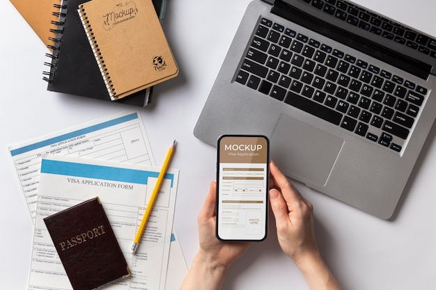 Aplicação Visa simulada em smartphone em composição plana leiga com laptop, documentos e mãos humanas