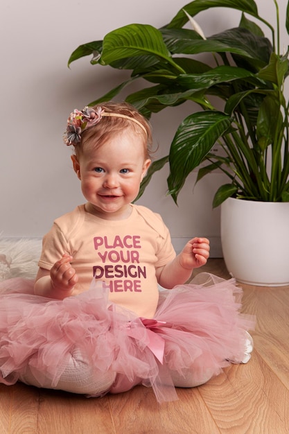 PSD baby girl bodysuit mockup baby bodysuit template logo e colori modificabili