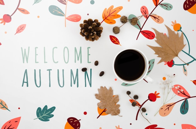 Bienvenue lettrage d'automne à côté d'une tasse de café