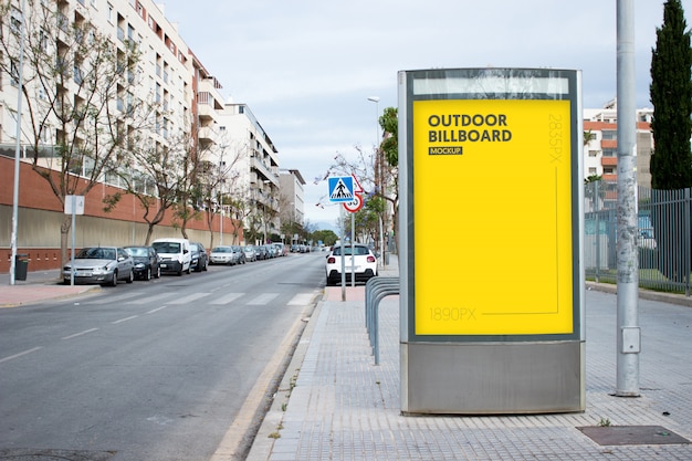 cartellone all&#39;aperto in città