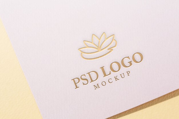 PSD close-up de maquete de logotipo de papel prensado