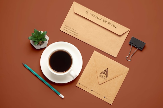 PSD enveloppe en papier kraft et arrangement de café au-dessus de la vue