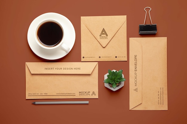 PSD enveloppe en papier kraft et arrangement de café