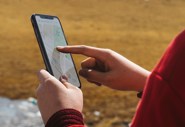 PSD femme à l&#39;extérieur à l&#39;aide d&#39;une application de carte smartphone