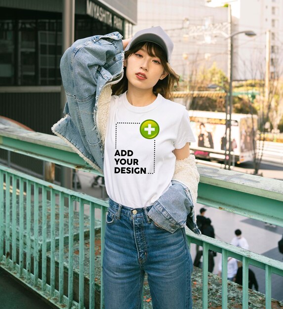 PSD une femme portant une chemise blanche qui dit ajouter votre propre sur elle