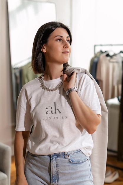 Une femme portant un t-shirt de luxe ak