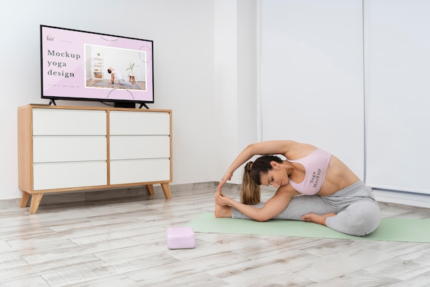 PSD femme sportive, faire du yoga à la maison