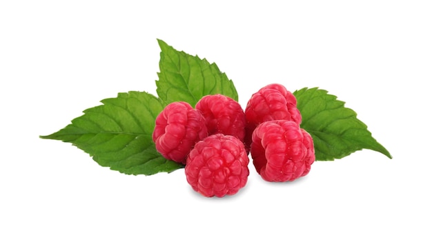 PSD fruits de framboises juteuses naturelles fraîches et mûres isolés sur un fond transparent